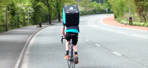 Des coursiers à vélo veulent concurrencer Deliveroo à Bordeaux