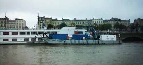 À Bordeaux, le ramassage des poubelles se fait en bateau !