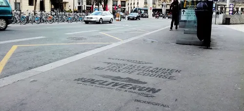 Bordeaux : des publicités éphémères sur les trottoirs.