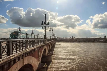 Le pont de Pierre restera-t-il fermé à Bordeaux ?