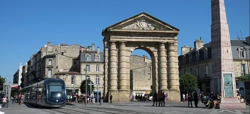 Bordeaux : reconstitution d’un meurtre place de la Victoire