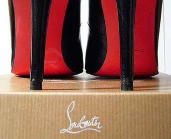 Christian Louboutin n’a plus le monopole des semelles rouges !