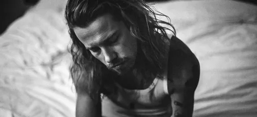 Julien Doré lance une invitation à ses fans pour chanter sur scène !