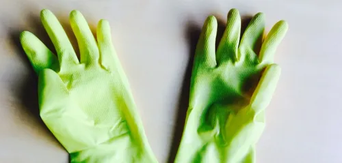 Calvin Klein se lance dans la vente de… gants ménagers ! (photos)