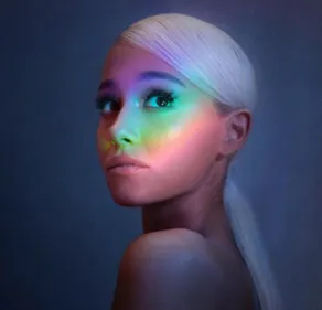 Ariana Grande dévoile son imposante bague de fiançailles (Photo)