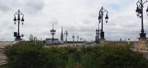 Bordeaux : le pont de Pierre restera fermé aux voitures