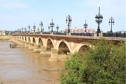 Bordeaux : un recours déposé contre la fermeture du pont de Pierre...