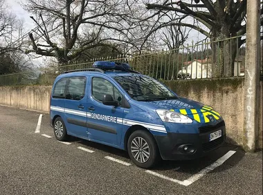 Dordogne : il tire sur sa compagne puis retourne l'arme contre lui