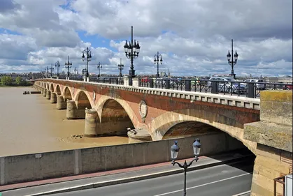 Réouverture du Pont de Pierre aux voitures à Bordeaux : le...