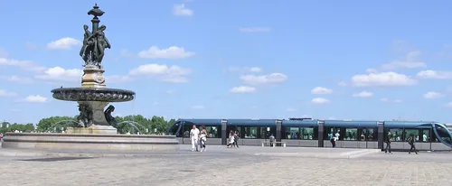 Bordeaux : la fontaine des Trois Grâces remplie de mousse