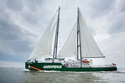 Bordeaux : le Rainbow Warrior III en visite dans le Port de Lune