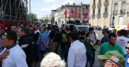 Bordeaux : les Ford contestent la fermeture de l'usine devant la...