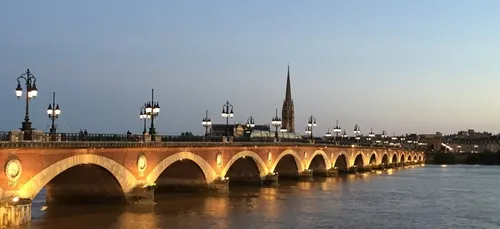 Bordeaux : un homme menace de se jeter du pont de Pierre