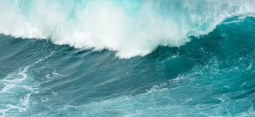 La Bordelaise Justine Dupont surfe une vague de 20 mètres,...