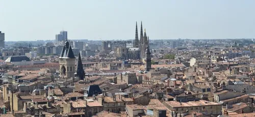 Bordeaux : un homme tente d'échapper à la police en montant sur un...