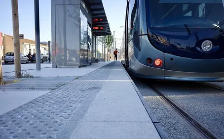 Bordeaux : une femme se jette sous un tram à la station stade...