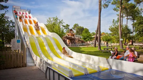 Animaux et manèges à sensations au parc La Coccinelle