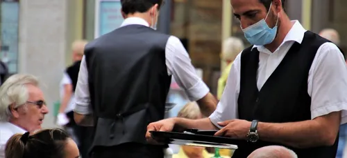 Fermeture des bars et restaurants : Philippe Etchebest appelle les...