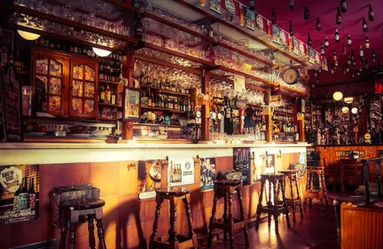 Covid : les bars resteront fermés après 22 heures, les salles de...