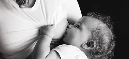 Bordeaux : une maman giflée pour avoir donné le sein à son bébé en...