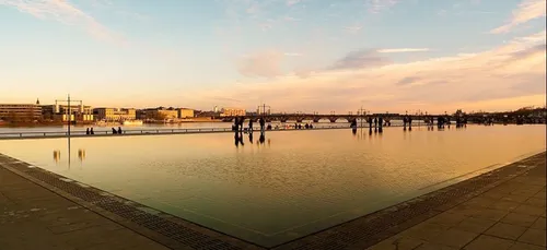 Le miroir d'eau à Bordeaux reprend du service