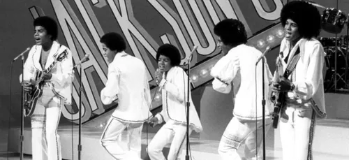 Les Jackson Five se reforment sur scène avec Michael Jackson en...