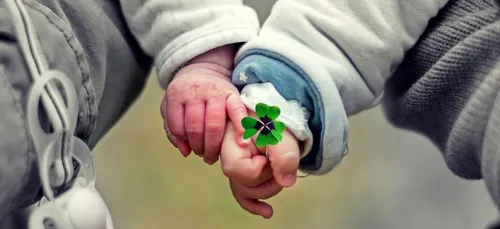 Dès qu’ils se touchent, ces jumeaux cessent de pleurer (vidéo)