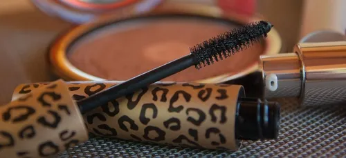Elle n’enlève pas son mascara pendant 25 ans : le résultat est...