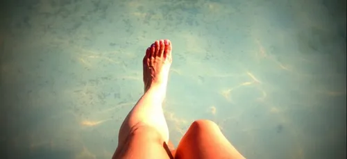 Succomberez-vous au #HairyLegsDontCare, la nouvelle tendance poilue...