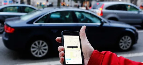 Un chauffeur Uber furieux lance un client dans une fontaine à...