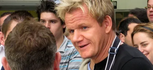 Rejeté pour son nanisme, un apprenti cuisinier est engagé par...