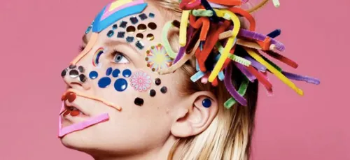 Sia commercialise des répliques de sa perruque pour Halloween (Photo)