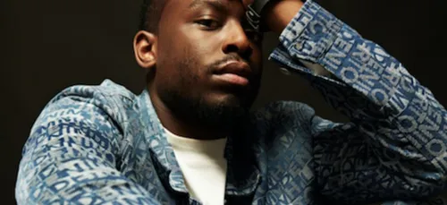 Dadju : vieilli et moustachu, il est méconnaissable (Photo)