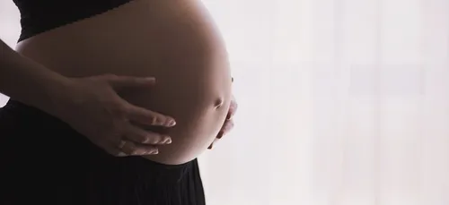 Une femme enceinte de triplés dévoile l’évolution spectaculaire de...