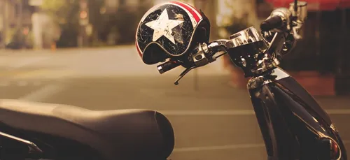 Un cascadeur fou saute d’un avion en parachute…sur un scooter (vidéo)