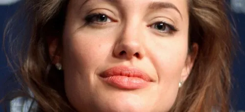 Angelina Jolie est méconnaissable en blonde et gothique (Photo)