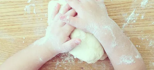 Un bébé de deux ans cuisine comme un chef et devient une star (Vidéo)