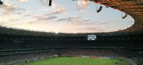 Un footballeur fait sa demande en mariage en plein match ! (vidéo)