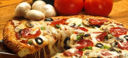 La vidéo d’un livreur qui crache dans une pizza devient virale (Vidéo)