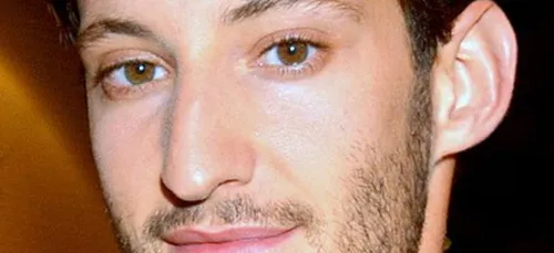 Pierre Niney méconnaissable dans son nouveau rôle de pompier (Photo)