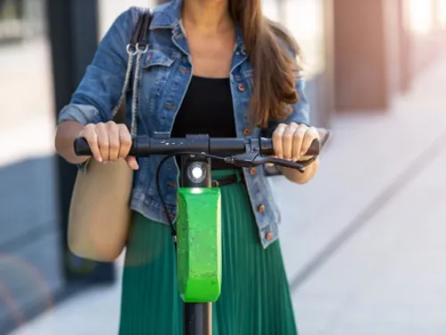 Le casque pour les utilisateurs de trottinettes électriques sera...