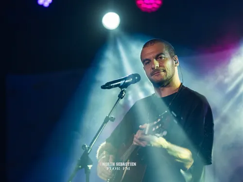 AMIR EN SHOWCASE FLOR FM