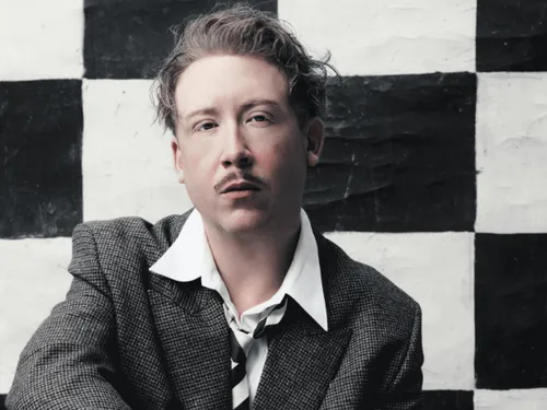 Eddy de Pretto présente son nouveau hit "Sous influence" :...