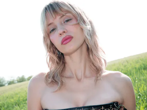 "Un journal intime audio" : Angèle présente son nouvel album sur...