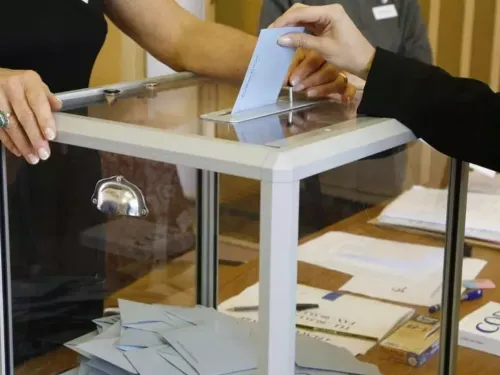 Municipales en France: alliances et tensions avant le second tour