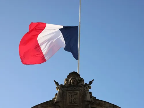 France 2025 : plus de titres de séjour, moins de régularisations,...