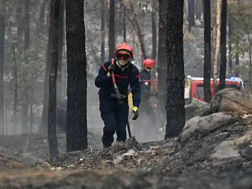 Incendie dans le Var : le feu contenu, mais les pompiers redoutent...