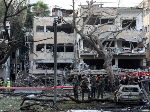 Iran-Israël : frappes mutuelles, appel à la paix ; impasse sur les...