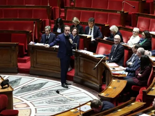 Budget 2026 adopté : 49.3, abstention du PS et fin du bras de fer...