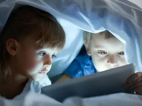 Pas d’écrans avant 6 ans : l’appel urgent de 5 sociétés savantes